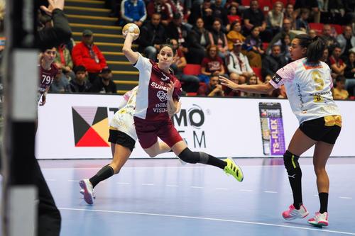 Alicia Fernandez Fraga și colegele ei caută victoria cu Esbjerg Foto: Raed Krishan