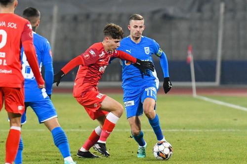 Rareș Pop în duel cu Nicușor Bancu, căpitanul CSU Craiova / Foto: Imago Images
