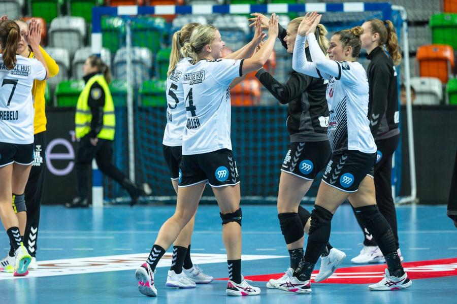 Handbalistele de la Esbjerg se felicită după o victorie în Liga Campionilor Foto: Imago Rapid speră într-o minune pentru a ajunge în playoff-ul pentru „sferturile” Ligii Campionilor