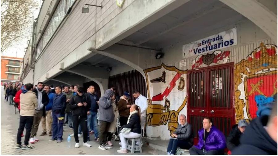 Fanii lui Rayo s-au a;ezat dimnea'a foarte devreme la cozi pentru a prinde un bilet s[ vad[ liderul Real Madrid / Foto: Twitter Probleme la echipa lui Andrei Rațiu: „O rușine mondială. Clubul ăsta este un dezastru, am rămas în secolul trecut!”