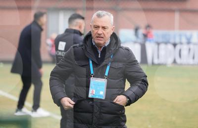 Emoții cu Mircea Rednic » La 6 luni după infarct, i s-a făcut rău la antrenament și a mers la spital. Reacția clubului