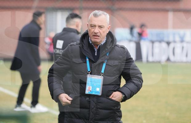 Emoții cu Mircea Rednic » La 6 luni după infarct, i s-a făcut rău la antrenament și a mers la spital. Reacția clubului