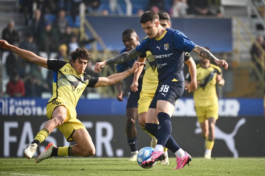 Dennis Man a tras încă o dată Parma după el, în meciul contra Pisei / Foto: Imago Dennis Man de 10! Din nou decisiv în victoria Parmei, care se desprinde la șefia Seriei B. Notele primite și ce a spus antrenorul despre el