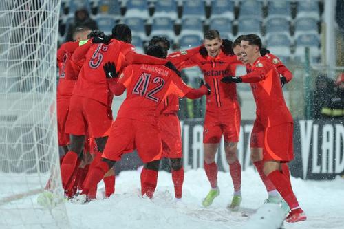 FCSB a învins-o pe zăpadă pe Gloria Buzău, 2-0 în runda cu numărul 27 din SuperLiga / foto: facebook.com/FCSBOfficial