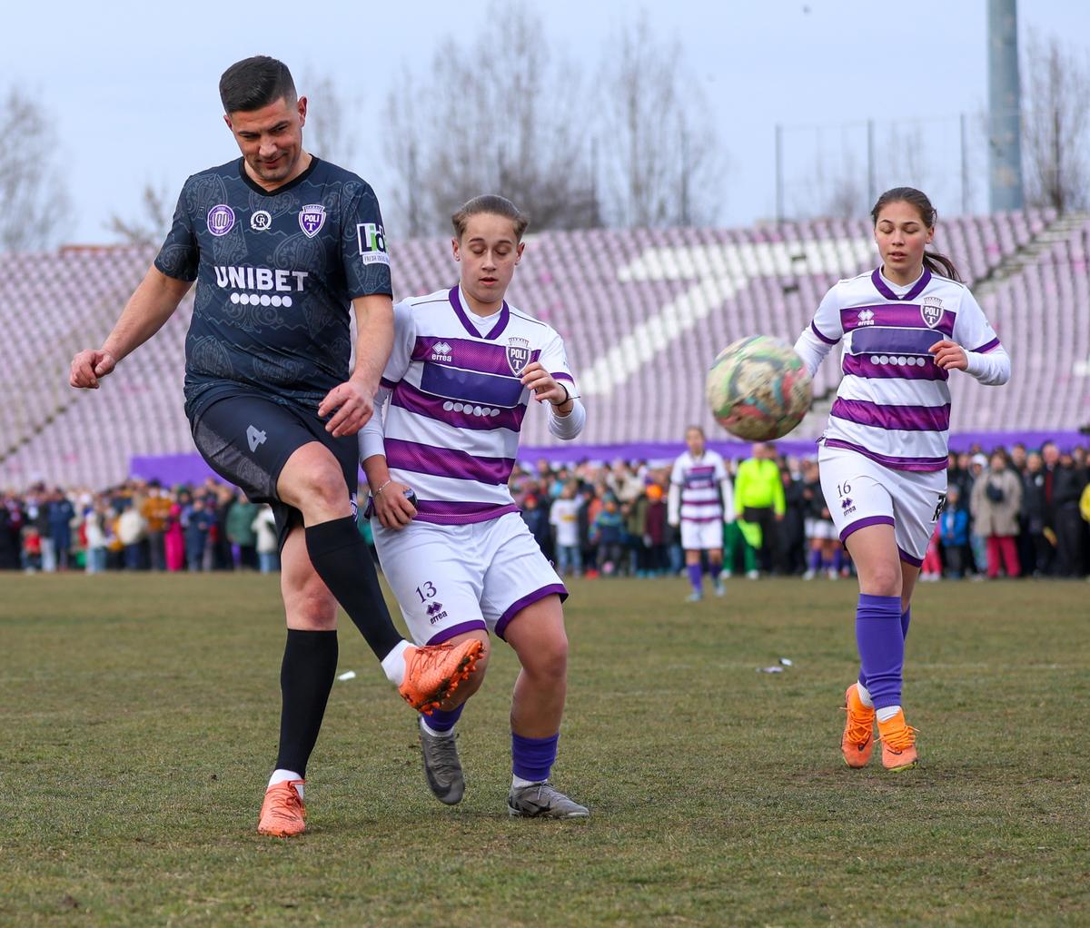 Imagini impresionante în fotbalul românesc! Stadionul istoric „s-a aprins” pentru ultima oară înaintea demolării: „Ne-ai fost casă, cetate”