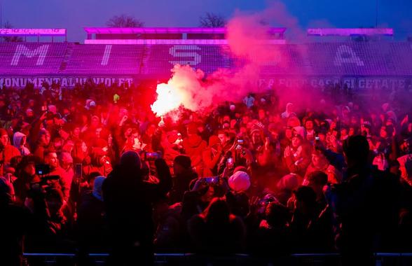 Imagini impresionante în fotbalul românesc! Stadionul istoric „s-a aprins” pentru ultima oară înaintea demolării: „Ne-ai fost casă, cetate”