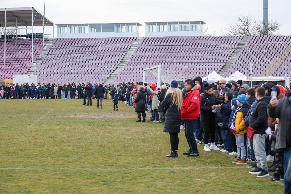Imagini impresionante în fotbalul românesc! Stadionul istoric „s-a aprins” pentru ultima oară înaintea demolării: „Ne-ai fost casă, cetate”