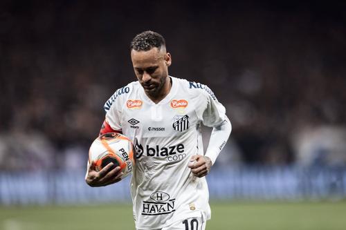 Neymar se pregătește să bată penalty-ul pe care tocmai l-a obținut / Foto: Imago