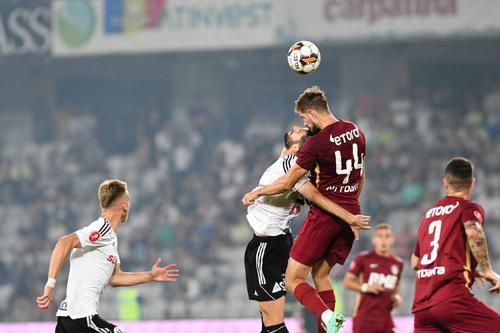 Cei de la CFR Cluj au anunțat despărțirea de fundașul central Anton Kresic (29 de ani). Acesta a fost împrumutat în Croația, țara sa natală.