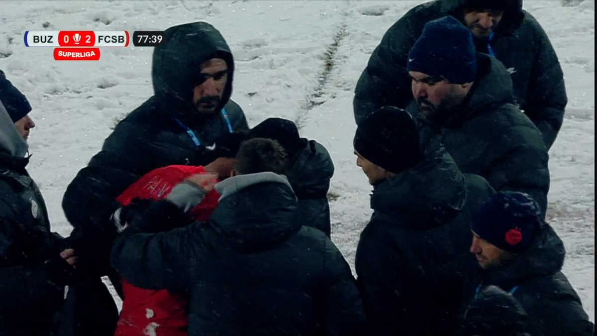 Lacrimi pe zăpadă! Consolat cu greu pe margine, după ce a fost schimbat la FCSB