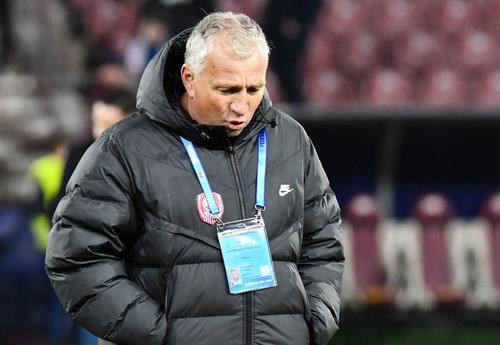 Dan Petrescu, antrenorul celor de la CFR Cluj, trece prin momente grele. foto: Imago