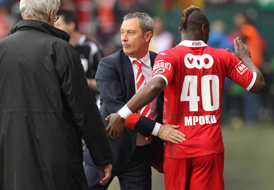 Mircea Rednic și Paul-Jose MPoku la Standard Liege, în 2013 // FOTO: Imago Încă un fotbalist cu CV în Superliga! Fostul star din Serie A a semnat în România la 32 de ani: „Din nou sub comanda tatălui meu în fotbal”
