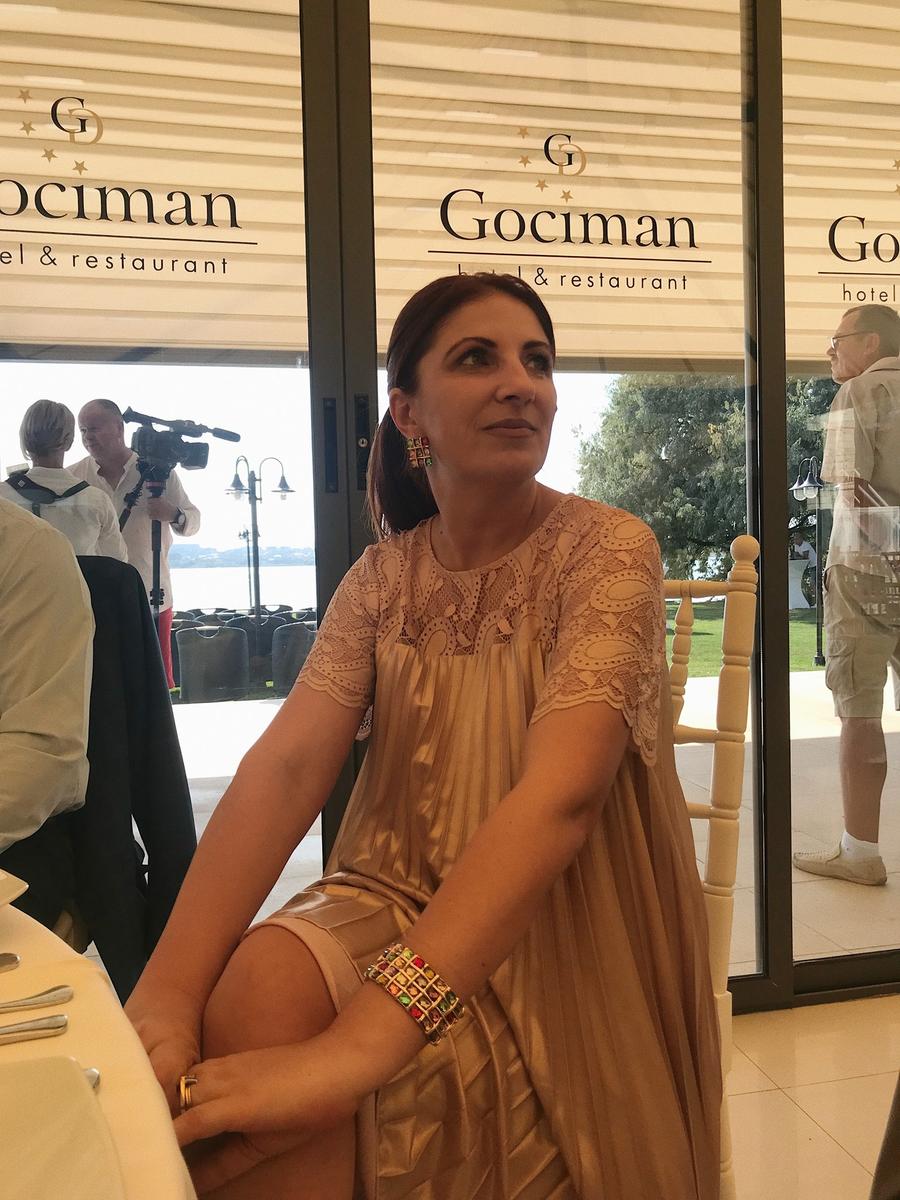 Fosta directoare adjunctă, Claudia Tincu, a beneficiat de cele mai generoase premieri în zona administrativă la CSM Constanța. Foto: facebook Debandada de la CSM Constanța: premii de aproape 150.000 euro pentru salariați, directoarea adjunctă a încasat bani de la 14 sporturi! + Curtea de Conturi: „Plăți nelegale”