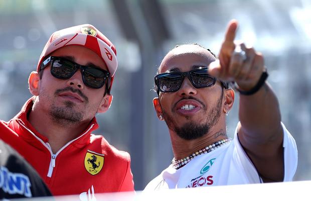 Lewis Hamilton dă cărțile pe față după transferul la Ferrari: „Mașina cere alt pilotaj. Mă lupt cu asta!”