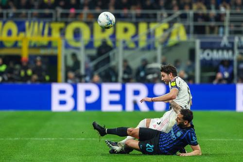 Hakan Calhanoglu (într-un duel cu Manuel Locatelli), în derby-ul de pe „Giuseppe Meazza” câștigat de Inter, 3-2 cu Juventus / Foto: Imago