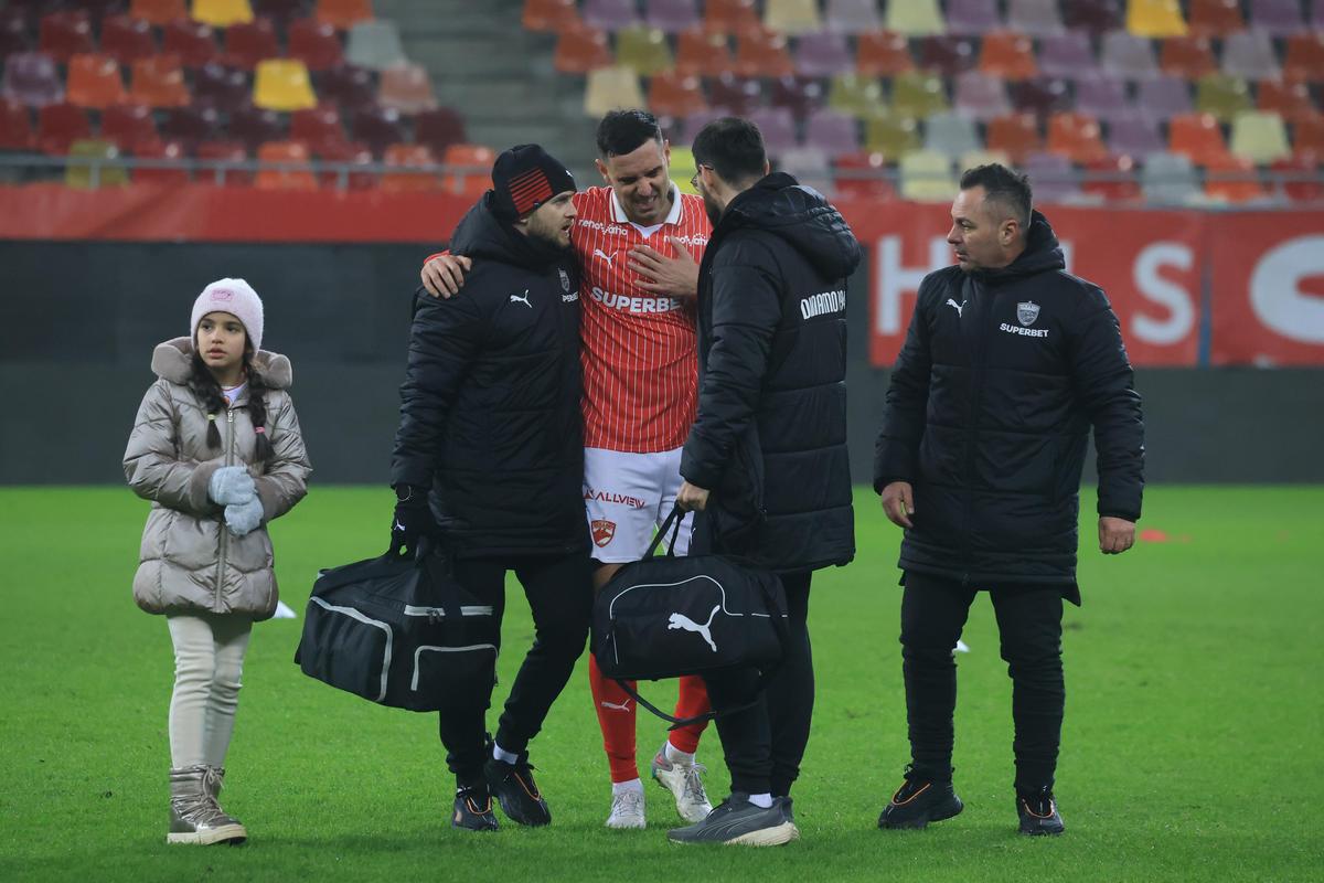 Jucătorul lui Dinamo s-a întins pe gazon, după meci » Florentin Petre a intervenit: „Să vină medicul mai repede”
