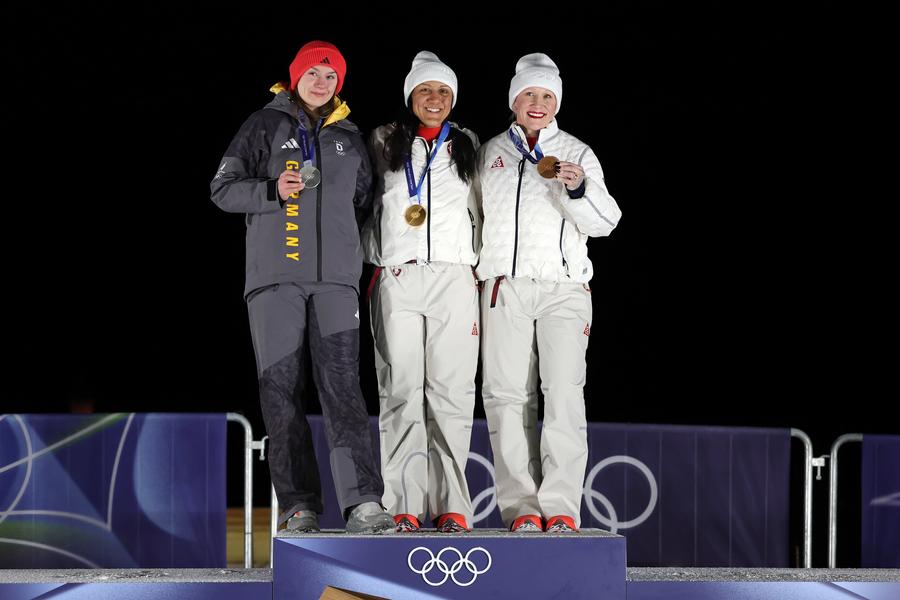 Laura Nolte, Elana Meyers Taylor și Kaillie Humphries Armbruster pe podiumul olimpic FOTO Guliver/GettyImages Două mame pe podiumul olimpic de la monobob: „Mulți oameni te consideră terminată imediat ce împlinești 40 de ani. Suntem dovada că acest lucru nu este adevărat”