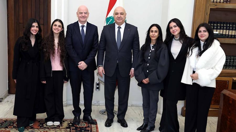 Președintele FIFA, Gianni Infantino (stânga), împreună cu președintele Libanului, Joseph Aoun (dreapta) și membrii familiei sale la Palatul Prezidențial din Baabda Motivul pentru care Gianni Infantino și-a luat cetățenia libaneză