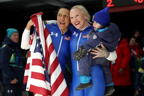 Elana Meyers Taylor și Kaillie Humphries Armbruster sărbătorind podiumul olimpic FOTO Guliver/GettyImages