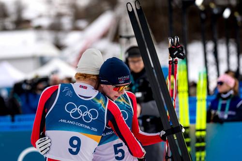 Frații Einar și Jens Luraas Oftebro după proba de combinată nordică  pe trambulina mare la JO 2026 Foto: Imago Images