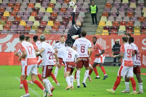 Marian Aioani (centru), în Dinamo - Rapid // FOTO: GSP.ro