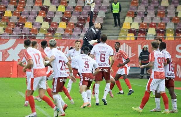 Lovitură în plin, cu 4 zile înainte de Rapid - Dinamo » S-a „rupt” și e OUT!
