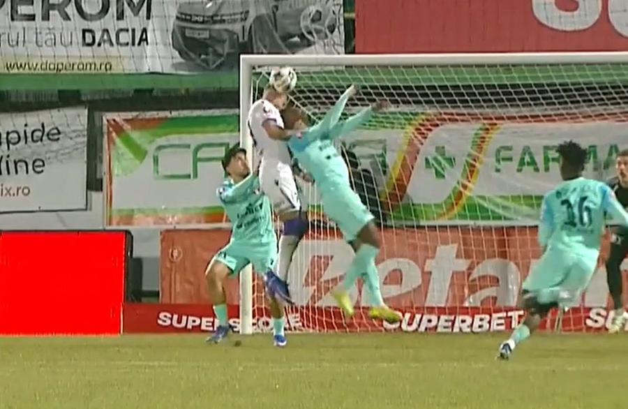 Faza reclamată de Argeș cu UTA. Moldoveanu e lovit cu capul de Poulolo/ foto: captură Prima Sport Le-au prezentat înregistrările! Iată ce i s-a zis în cască lui Radu Petrescu, înainte de gafa de la Ploiești