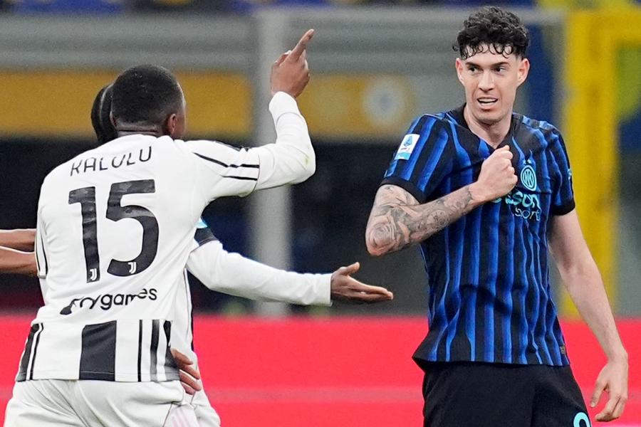 Pierre Kalulu s-a înfuriat după ce Alessandro Bastoni a simulat că a fost faultat în derby-ul Inter - Juventus 3-2, fiind eliminat înaintea pauzei / Foto: Imago S-a predat Allegri în fața lui Chivu? » „Inter a pornit cu prima șansă, acum este foarte super favorită la titlu!”