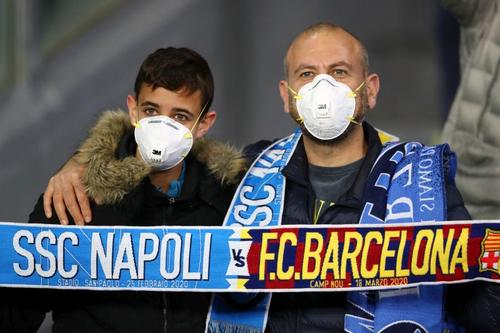 Imagine surprinsă în timpul meciului din turul „optimilor” Champions League, Napoli - Barcelona 1-1. Între timp, toate partidele din Liga Campionilor au fost suspendate // Foto: Getty