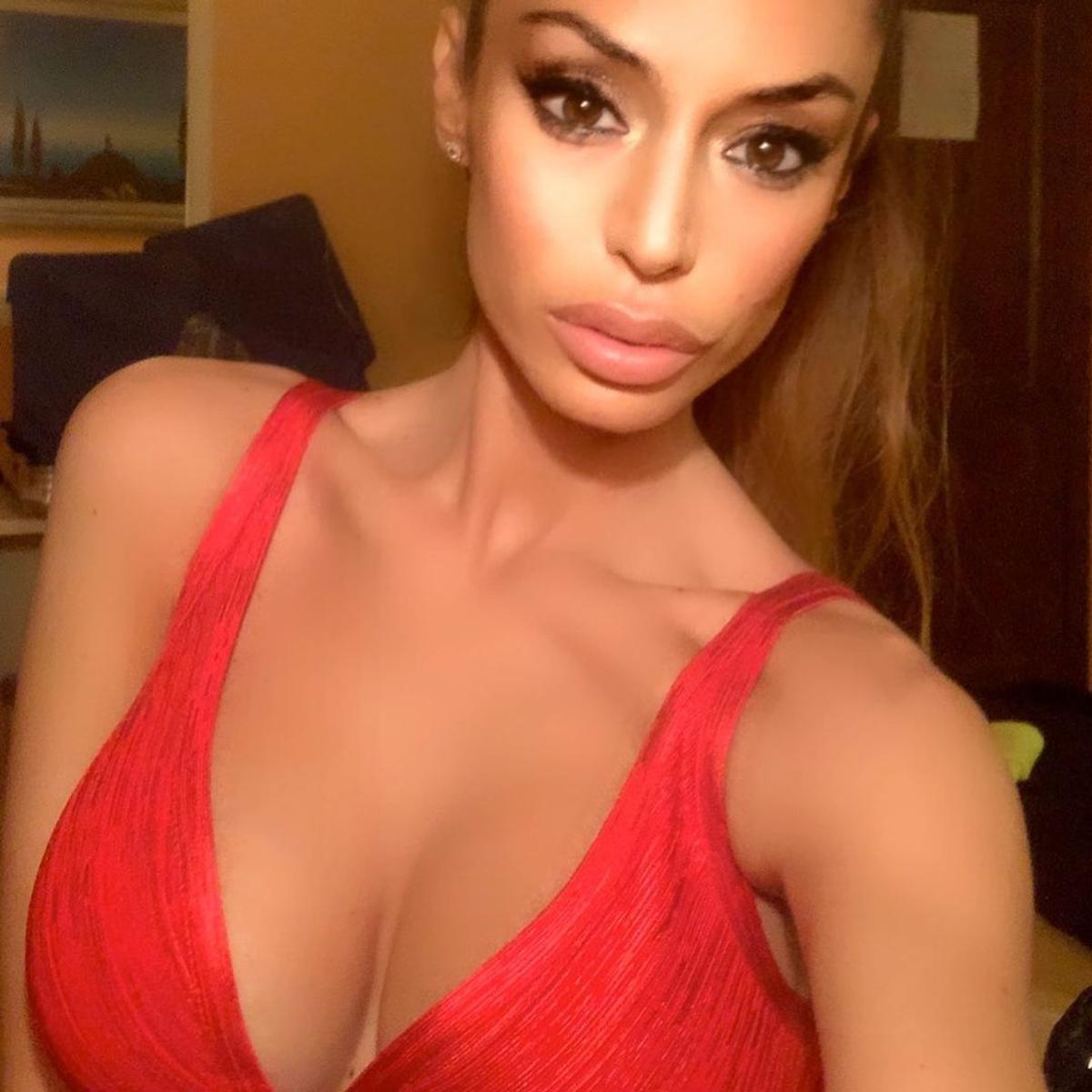 FOTO „Nebunia e relativă” » Femeia care i-a înnebunit pe Balotelli și Cristiano Ronaldo și-a provocat fanii