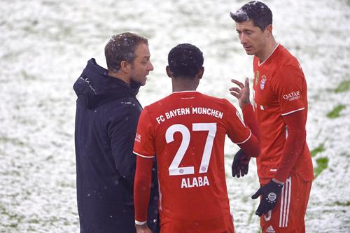 Hansi Flick, Robert Lewandowski (32) și David Alaba (28) FOTO Imago