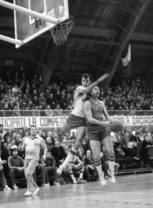 Anton Netolitzchi într-o imagine de arhivă, pe vremea când era jucător, într-o partidă contra rivalilor de la Dinamo