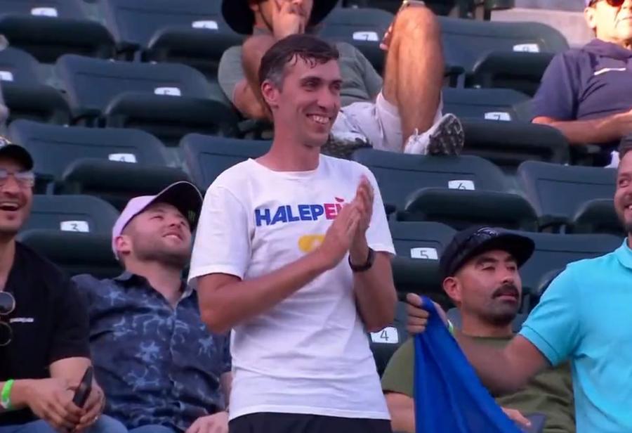 George, cel mai mare fan al Simonei, purtând un tricou cu textul „Halepeno” Simona Halep, detalii despre victoria fulminantă de la Indian Wells: „Asta am făcut de dimineață și totul a mers perfect”