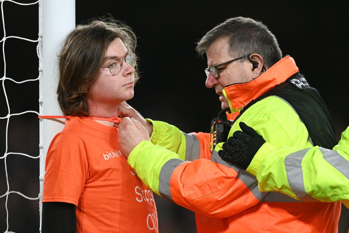 Scene incredibile în Premier League, la Everton - Newcastle! Un fan s-a legat de stâlpul porții chiar în timpul meciului: motivul protestului