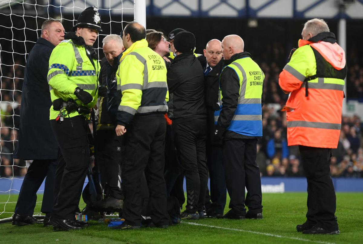 Persoana care s-a legat de stâlpul porții la meciul din Premier League și-a justificat gestul: „Sunt terifiat, dar nu putem continua așa!”