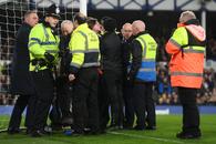 Scene incredibile în Premier League, la Everton - Newcastle! Un fan s-a legat de stâlpul porții chiar în timpul meciului: motivul protestului