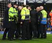 Meciul dintre Everton și Newcastle a fost întrerupt minute bune în debutul reprizei secunde, la scorul de 0-0, după ce un fan al gazdelor s-a legat de bara porții lui Begovic.