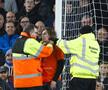 Persoana care s-a legat de stâlpul porții la meciul din Premier League și-a justificat gestul: „Sunt terifiat, dar nu putem continua așa!”