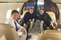 Bonus uriaș anunțat în vestiar pentru Moruțan și Cicâldău, împotriva Barcelonei + Hagi și Popescu, imagine din avionul privat spre Istanbul