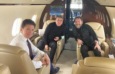 Bonus uriaș anunțat în vestiar pentru Moruțan și Cicâldău, împotriva Barcelonei + Hagi și Popescu, imagine din avionul privat spre Istanbul