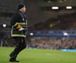 Scene incredibile în Premier League, la Everton - Newcastle! Un fan s-a legat de stâlpul porții chiar în timpul meciului: motivul protestului