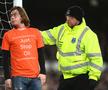 Scene incredibile în Premier League, la Everton - Newcastle! Un fan s-a legat de stâlpul porții chiar în timpul meciului: motivul protestului