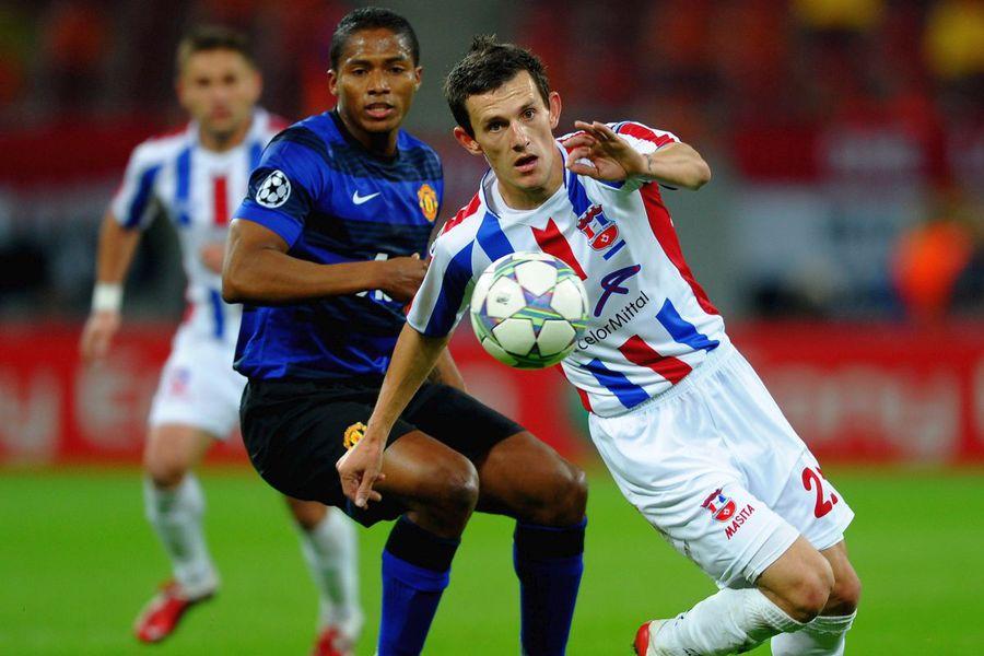 Adrian Sălăgeanu, în partida Oțelul Galați - Manchester United. FOTO: Guliver/Getty Images Fostul campion din Liga 1 a emigrat și are o afacere în Londra: „Noi ne ocupăm de tot” + De ce nu mai urmărește meciurile din campionat