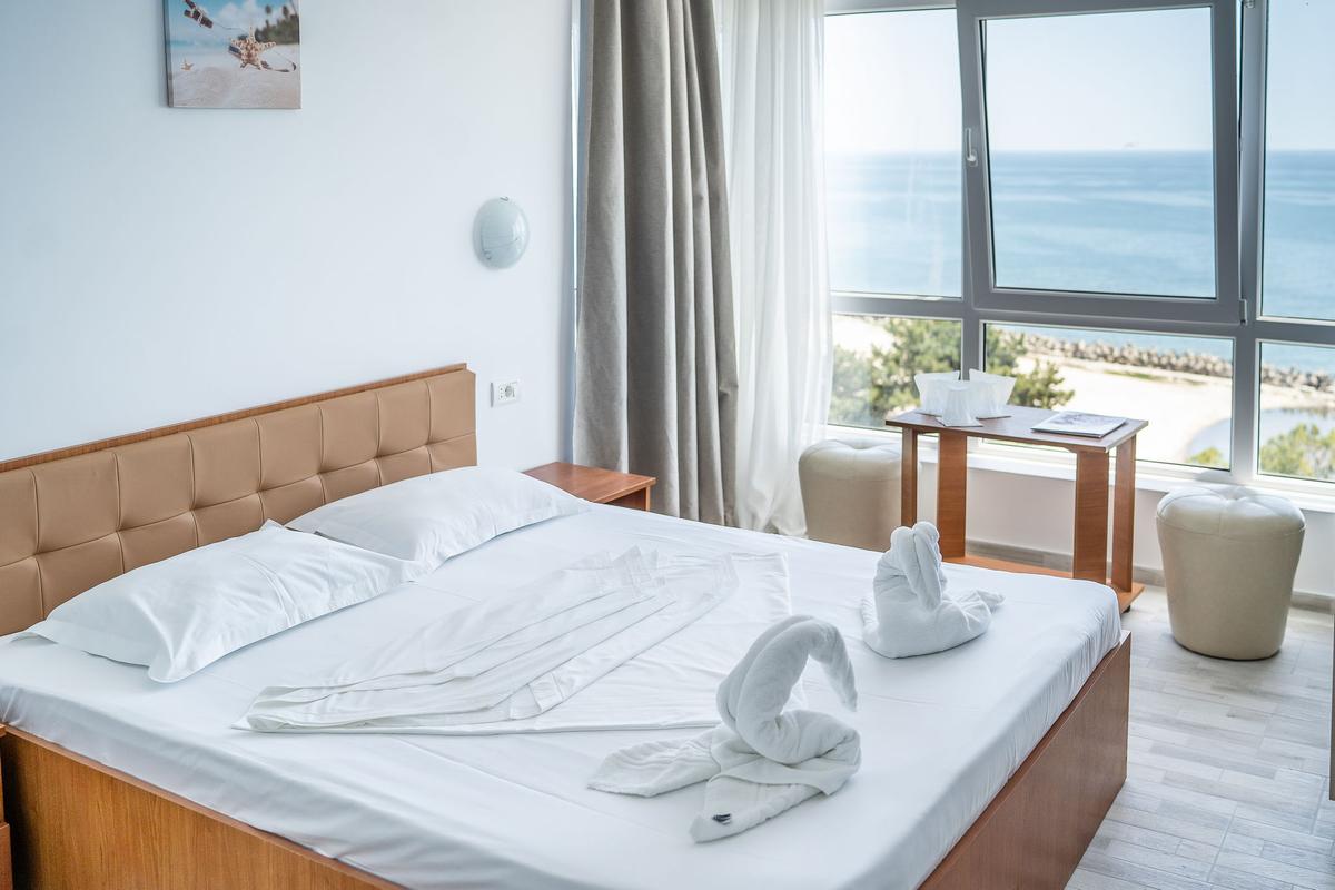 Hotelul lui Cristi Borcea, Pam-Beach Olimp