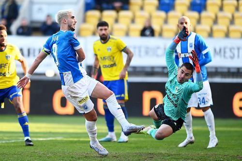 Andrei Ivan înscrie în poarta lui Octavian Vâlceanu, aflat în plonjon // sursă foto: Imago Images
