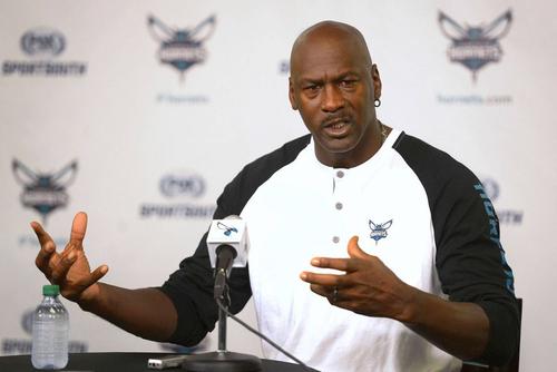 Michael Jordan (60 de ani), legendarul baschetbalist american, se află în discuții pentru a vinde pachetul majoritar de acțiuni pe care îl deține în cadrul formației Charlotte Hornets. 
Foto: Imago