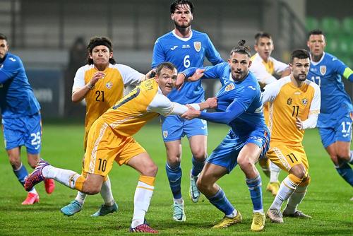 Vitalie Damașcan, în dreapta, numărul 11, în amicalul Moldova - România 0-5 // foto: Imago Images