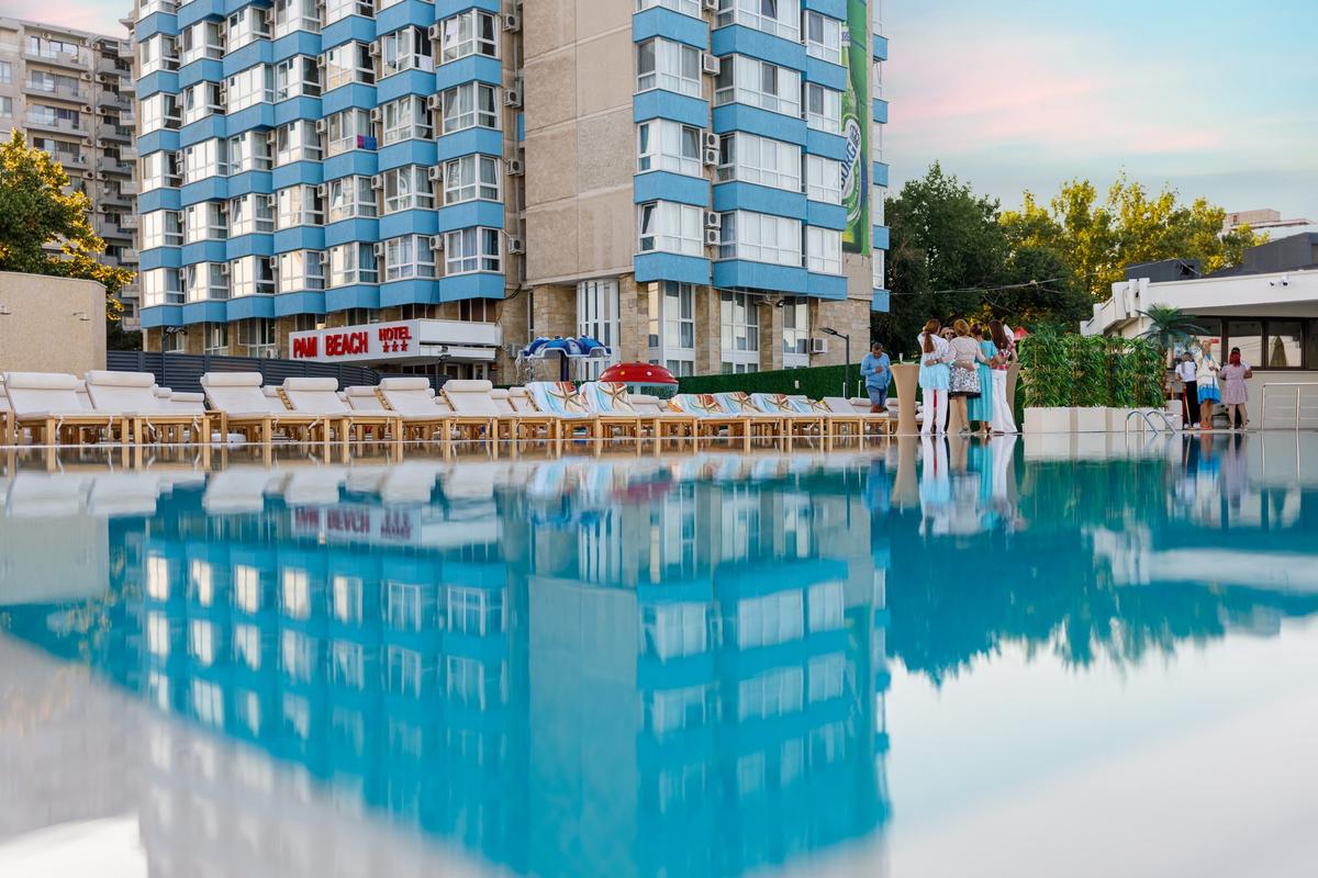 Hotelul lui Cristi Borcea, Pam-Beach Olimp
