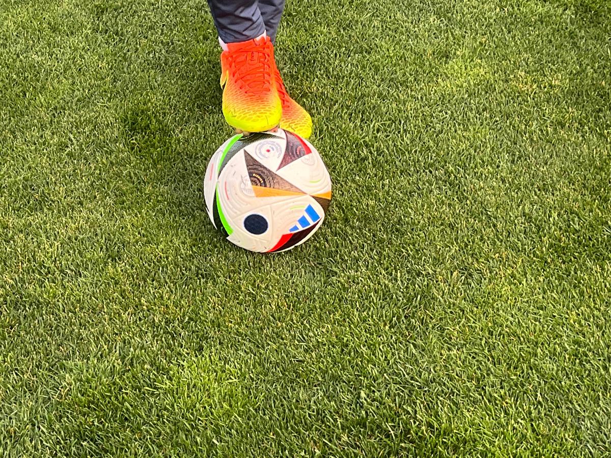 „Tricolorii” au primit mingea oficială de la EURO 2024. Imagini de la primul antrenament