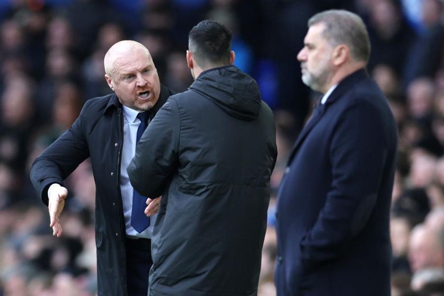 Sean Dyche, managerul furios al lui Everton Foto: Guliver/GettyImages Clipe încinse în cantonamentul lui Everton » „Gluma” a durut. Motivul neașteptat care a declanșat furia jucătorilor la restaurant